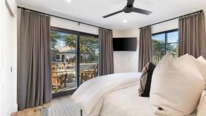 Postel nebo postele na pokoji v ubytování 8BDR Villa TennisPickleball Golf Green Pool House Gym Bar Mesquite38 + 64 fotografií