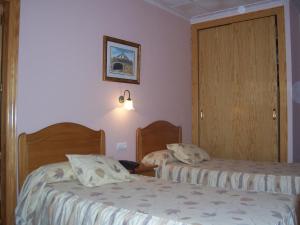 Łóżko lub łóżka w pokoju w obiekcie Hotel Mesón el Castillo