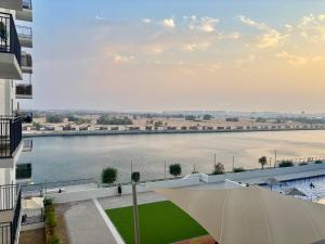 une vue d'une rivière depuis un bâtiment dans l'établissement Relaxing Studio Canal & Pool View Yas Island, à Abu Dhabi 2 autres photos