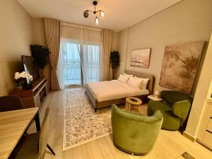 un salon avec un lit, un canapé et des chaises dans l'établissement Relaxing Studio Canal & Pool View Yas Island, à Abu Dhabi