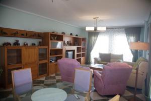 ein Wohnzimmer mit lila Stühlen und einem Tisch in der Unterkunft Los Vicentes in Playa Honda + 37 Fotos