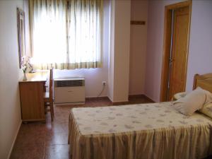 Łóżko lub łóżka w pokoju w obiekcie Hotel Mesón el Castillo