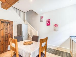 een eetkamer met een tafel en stoelen en een koelkast bij Shire Cottage - Uk37451 in Pateley Bridge +10 foto's