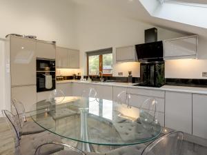 O bucătărie sau chicinetă la Waterside Lodge One - Uk33351