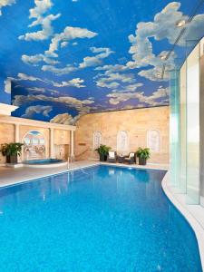 una piscina con un techo lleno de nubes en The Sebel Quay West Auckland, en Auckland