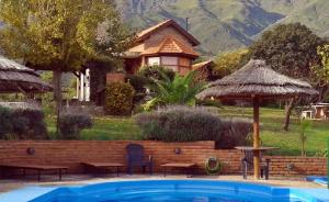 un complexe hôtelier avec piscine et maison dans l'établissement Antawara, à Merlo