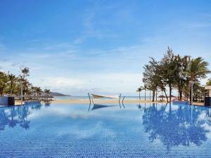 Bazén v ubytování Pullman Danang Beach Resort nebo v jeho okolí