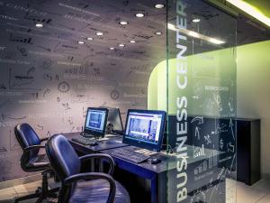 TV a/nebo společenská místnost v ubytování Mercure Santiago Centro