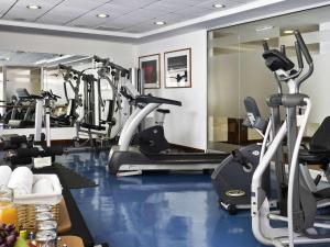 Fitness centrum a/nebo fitness zařízení v ubytování Mercure Santiago Centro + 75 fotografií