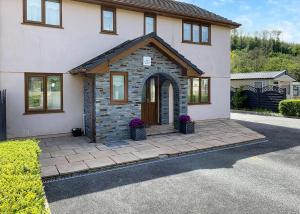 Casa blanca con entrada de ladrillo en Aberdwylan Holiday Park, en Abercych 8 fotos más