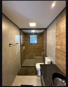 une salle de bain avec une douche avec des toilettes et un lavabo dans l'établissement Casa shizen, à Nova Friburgo