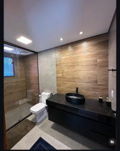 une salle de bain avec un lavabo, des toilettes et une douche dans l'établissement Casa shizen, à Nova Friburgo 22 autres photos