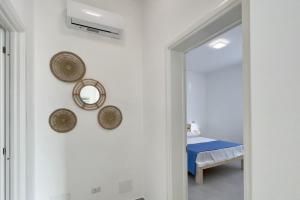 a bedroom with a bed and a mirror on the wall at Lèvè – Sea Nature Stay in Torre Lapillo