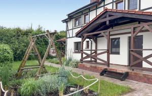 einen Garten vor einem Haus mit Schaukel in der Unterkunft 2 Bedroom Gorgeous Home In Debina in Dębina