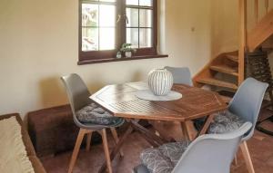 ein Esszimmer mit einem Holztisch und Stühlen in der Unterkunft 2 Bedroom Gorgeous Home In Debina in Dębina
