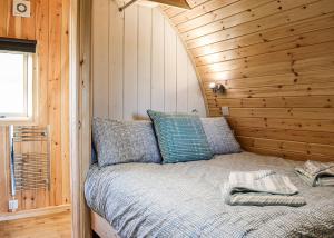 Katil atau katil-katil dalam bilik di Lowside Farm Glamping