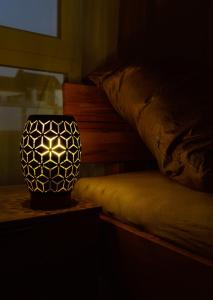 a lamp sitting on a table next to a bed at Schöne, zentral gelegene &renovierte Wohnung in NR in Neuwied