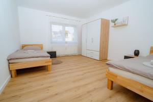 Postel nebo postele na pokoji v ubytování Schöne, zentral gelegene &renovierte Wohnung in NR