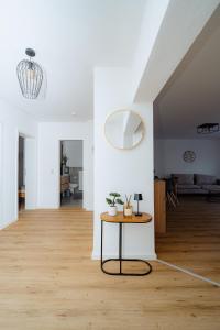 a living room with a table and a mirror at Schöne, zentral gelegene &renovierte Wohnung in NR in Neuwied
