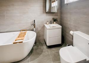 Un baño con bañera, inodoro y lavabo. en Croft Farm Water Park, en Tewkesbury 21 fotos más