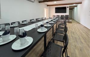 una sala conferenze con un lungo tavolo e sedie di Cozy Home In Zminj a Jurići