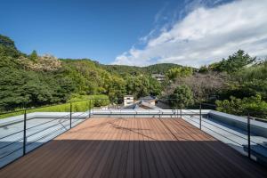 a roof deck with a view of the mountains at 御屋 清水紫翠庵 in Kyoto