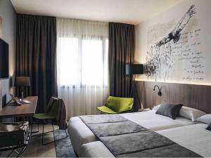 Giường trong phòng chung tại Mercure Barcelona Condor +93 ảnh