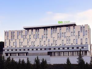 ein Gebäude mit einem AHS-Gebührenschild darauf in der Unterkunft Ibis Styles Roma Eur in Rom