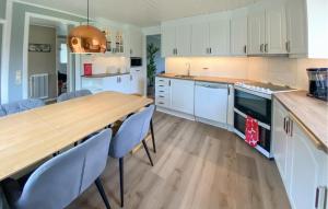 Η κουζίνα ή μικρή κουζίνα στο Pet Friendly Home In Köpingsvik With Wifi +17 φωτογραφίες