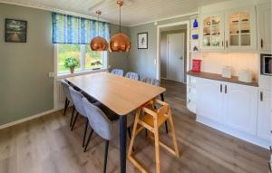 Η κουζίνα ή μικρή κουζίνα στο Pet Friendly Home In Köpingsvik With Wifi
