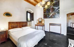 Un dormitorio con una cama grande y un espejo. en Pet Friendly Home In Ragusa, en Ragusa