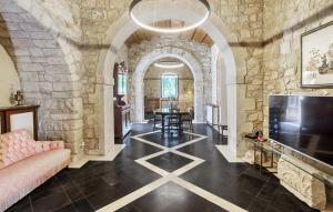 una sala de estar con un sofá y una mesa en Pet Friendly Home In Ragusa, en Ragusa