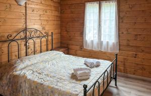 a bedroom with a bed with towels on it at Country House Chiciabocca in Apecchio