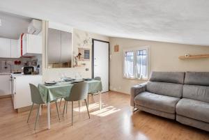 Il dispose d'une cuisine et d'un salon avec une table et un canapé. dans l'établissement Il Verziere Delle Rose, à Massa