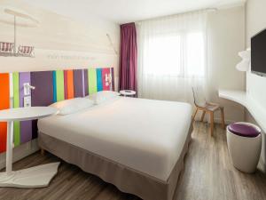 Un pat sau paturi într-o cameră la ibis Styles Les Sables Olonne +54 fotografii