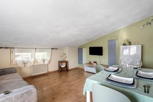 un salon avec une table et un canapé dans l'établissement Il Verziere Delle Rose, à Massa