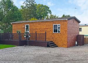 Coupar AngusにあるBeech Hedgeの小さな家がフェンスで囲まれている