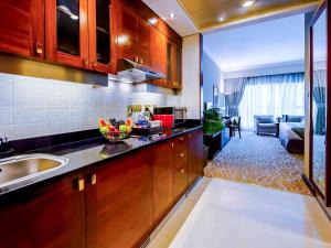 Kuchyň nebo kuchyňský kout v ubytování Grand Mercure Majlis Residences Abu Dhabi