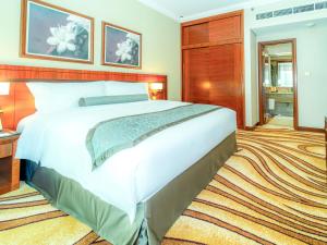 Postel nebo postele na pokoji v ubytování Grand Mercure Majlis Residences Abu Dhabi + 68 fotografií