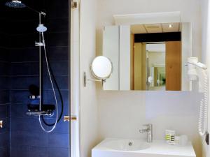 Un baño de Mercure Hotel Schiphol Terminal