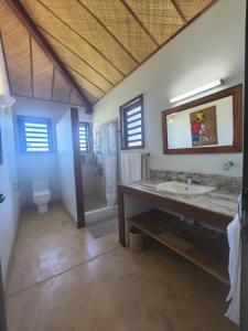 a bathroom with a sink and a toilet at Villa Ti Kabri, 500 m de la plage, Ile Rodrigues, Ile Maurice in Saint Francois