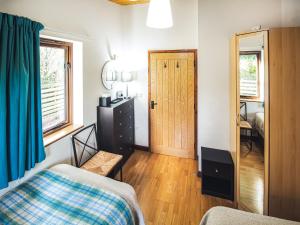 Un dormitorio con una cama y una puerta de madera. en Ash Lodge - Hw7442, en Nantmel