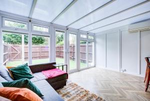 Posezení v ubytování Spacious 3 Bedroom House - Near Heathrow, Slough, Pinewood + 32 fotografií