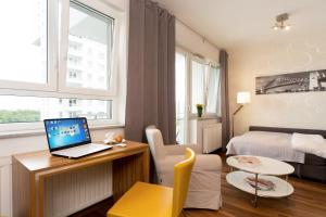 Televízia a/alebo spoločenská miestnosť v ubytovaní ActivPark Apartments