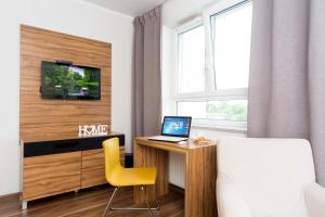 Televízia a/alebo spoločenská miestnosť v ubytovaní ActivPark Apartments
