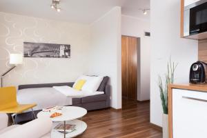 Televízia a/alebo spoločenská miestnosť v ubytovaní ActivPark Apartments