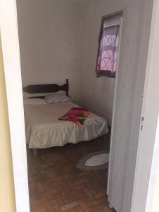 モンテス・クラロスにあるQuarto 01のベッドと窓のある小さな部屋