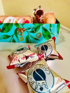 due sacchetti di cibo sopra un piatto di Casa Torino Lingotto, fiere, metro, Inalpi Arena,Centro Congressi, Ospedale, Politecnico a Torino