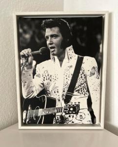 WildfleckenにあるElvis Homeのギターを弾いている男性の白黒写真