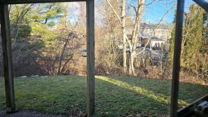 フレデリクトンにあるCozy guest suite in the heart of Frederictonの窓から庭の景色を望めます。